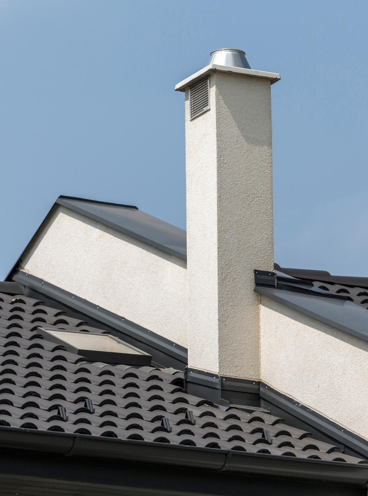 Wizualizacja kompletnego systemu kominowego Leier Smart Plus na tle dachu